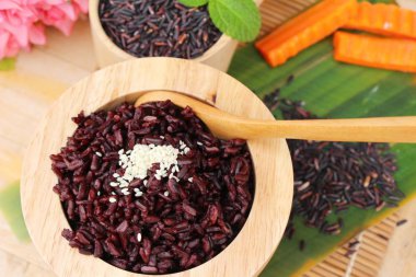 siyah pirinç ve ham organik riceberry pirinç pişirmek