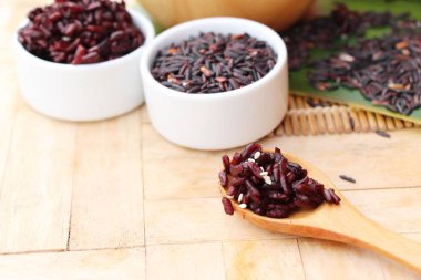 siyah pirinç ve ham organik riceberry pirinç pişirmek