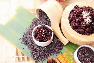 siyah pirinç ve ham organik riceberry pirinç pişirmek
