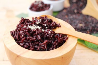 siyah pirinç ve ham organik riceberry pirinç pişirmek
