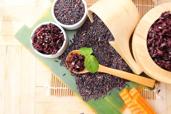 黑色饭和原料的有机 riceberry 水稻 — 图库照片