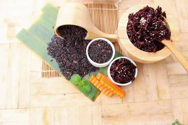 siyah pirinç ve ham organik riceberry pirinç pişirmek