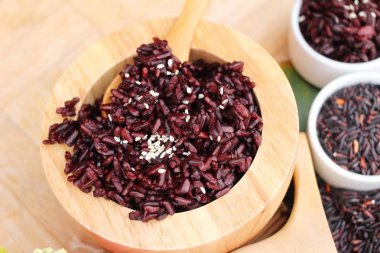 siyah pirinç ve ham organik riceberry pirinç pişirmek
