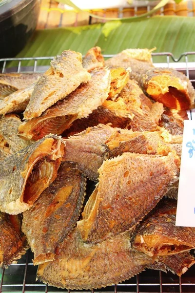 Le poisson frit est savoureux sur le marché — Photo