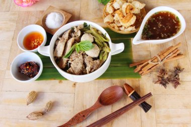 Domuz noodle ile sebze ve çorba lezzetli