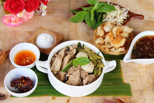 Domuz noodle ile sebze ve çorba lezzetli