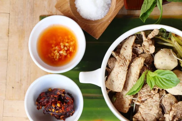 Domuz noodle ile sebze ve çorba lezzetli