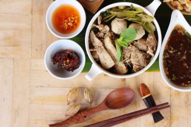 Domuz noodle ile sebze ve çorba lezzetli