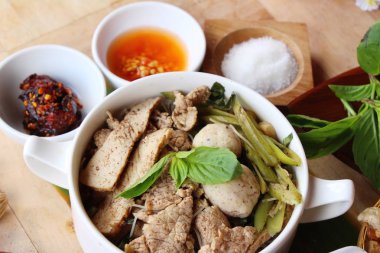 Domuz noodle ile sebze ve çorba lezzetli