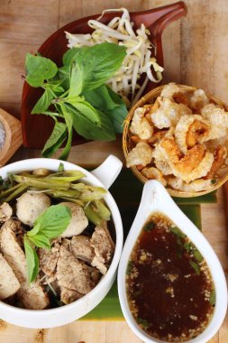 Domuz noodle ile sebze ve çorba lezzetli