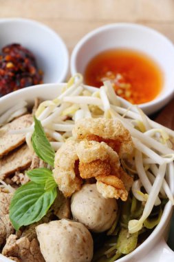 Domuz noodle ile sebze ve çorba lezzetli