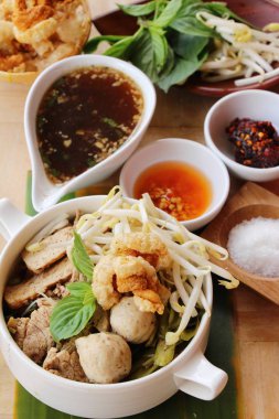 Domuz noodle ile sebze ve çorba lezzetli