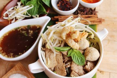 Domuz noodle ile sebze ve çorba lezzetli