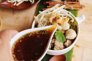 Domuz noodle ile sebze ve çorba lezzetli