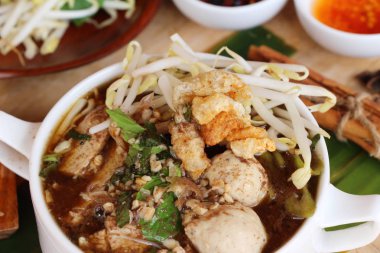 Domuz noodle ile sebze ve çorba lezzetli