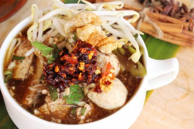 Domuz noodle ile sebze ve çorba lezzetli