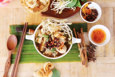 Domuz noodle ile sebze ve çorba lezzetli