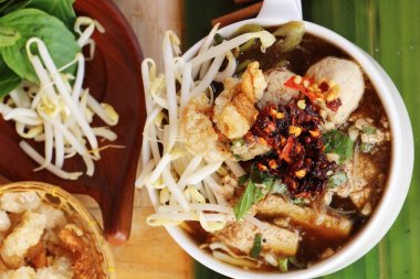 Domuz noodle ile sebze ve çorba lezzetli