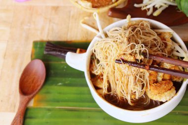 Domuz noodle ile sebze ve çorba lezzetli