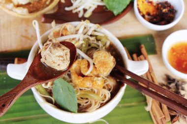 Domuz noodle ile sebze ve çorba lezzetli