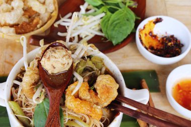 Domuz noodle ile sebze ve çorba lezzetli