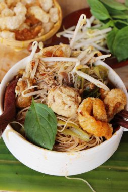 Domuz noodle ile sebze ve çorba lezzetli