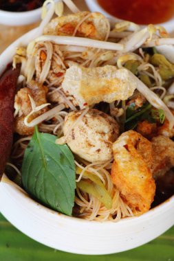 Domuz noodle ile sebze ve çorba lezzetli