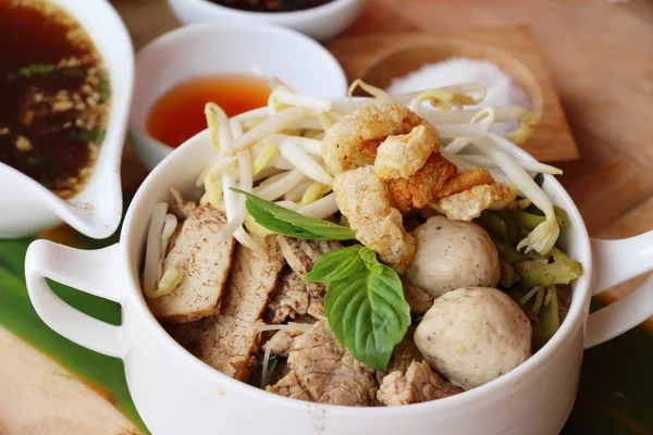 Wieprzowina noodle z warzyw i zupa smaczne — Zdjęcie stockowe
