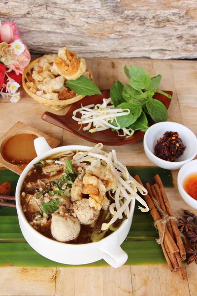 Domuz noodle ile sebze ve çorba lezzetli