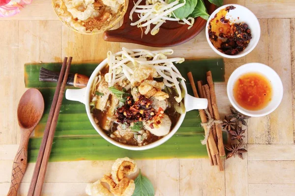 Domuz noodle ile sebze ve çorba lezzetli