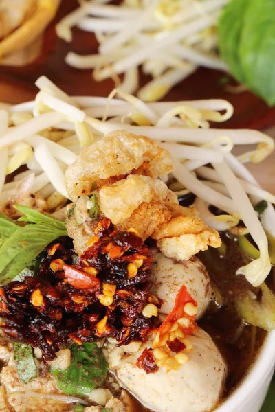 Domuz noodle ile sebze ve çorba lezzetli