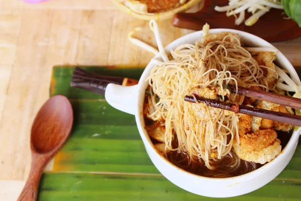 Domuz noodle ile sebze ve çorba lezzetli — Stok fotoğraf