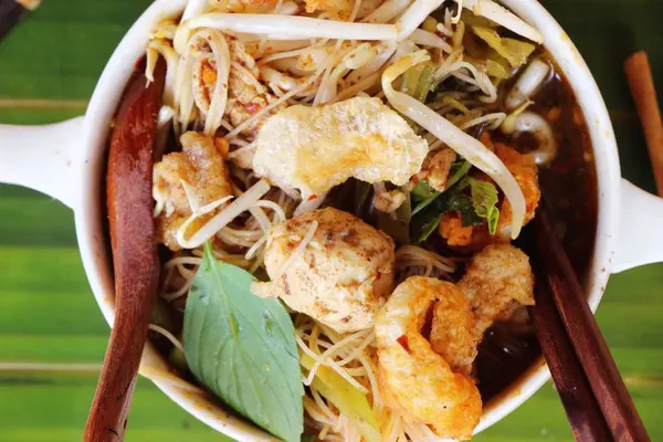 Domuz noodle ile sebze ve çorba lezzetli — Stok fotoğraf