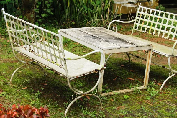 Set stoelen voor vintage style in tuin — Stockfoto