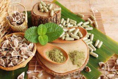 Ahşap arka plan üzerinde sağlık için Moringa kapsül
