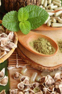 Ahşap arka plan üzerinde sağlık için Moringa kapsül