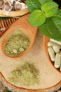 Ahşap arka plan üzerinde sağlık için Moringa kapsül