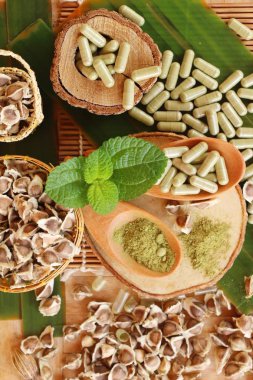 Ahşap arka plan üzerinde sağlık için Moringa kapsül