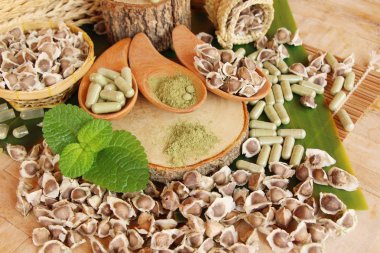 Ahşap arka plan üzerinde sağlık için Moringa kapsül