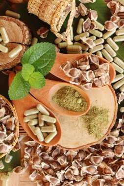 Ahşap arka plan üzerinde sağlık için Moringa kapsül