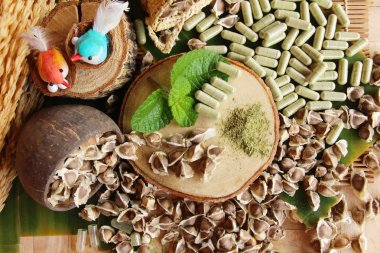 Ahşap arka plan üzerinde sağlık için Moringa kapsül