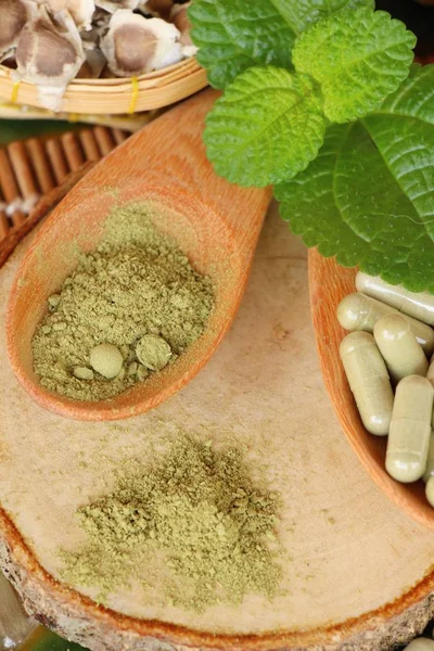 Ahşap arka plan üzerinde sağlık için Moringa kapsül
