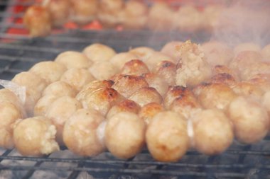 Izgara sosis Asya pazarında lezzetlidir