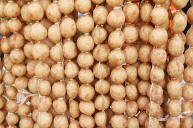 Izgara sosis Asya pazarında lezzetlidir