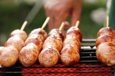 Izgara sosis Asya pazarında lezzetlidir