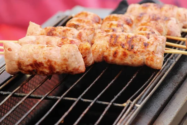 Izgara sosis Asya pazarında lezzetlidir