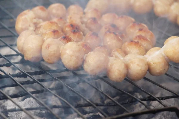 Salchicha a la parrilla asia es delicioso en el mercado — Foto de Stock