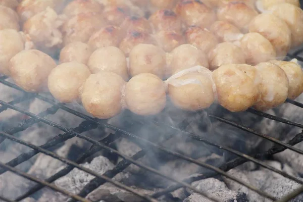 Izgara sosis Asya pazarında lezzetlidir — Stok fotoğraf