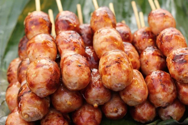 Bratwurst vom Grill schmeckt auf dem Markt — Stockfoto