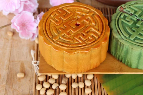 Festival gâteau de lune gâteau chinois et thé — Photo